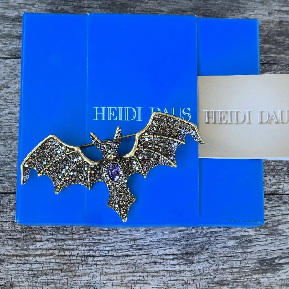 HEIDI DAUS Swarovski Crystal BAT Brooch Pin Mint Original Box Halloween Designer - Picture 6 of 16